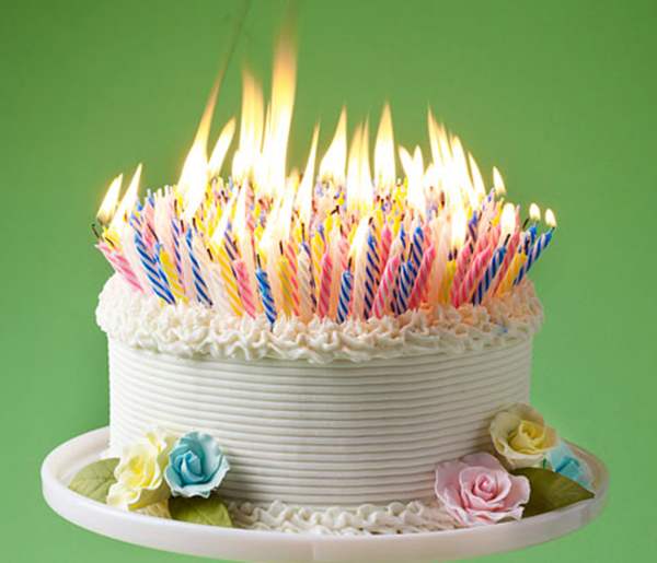 picture-of-a-birthday-cake-with-lots-of-candles
